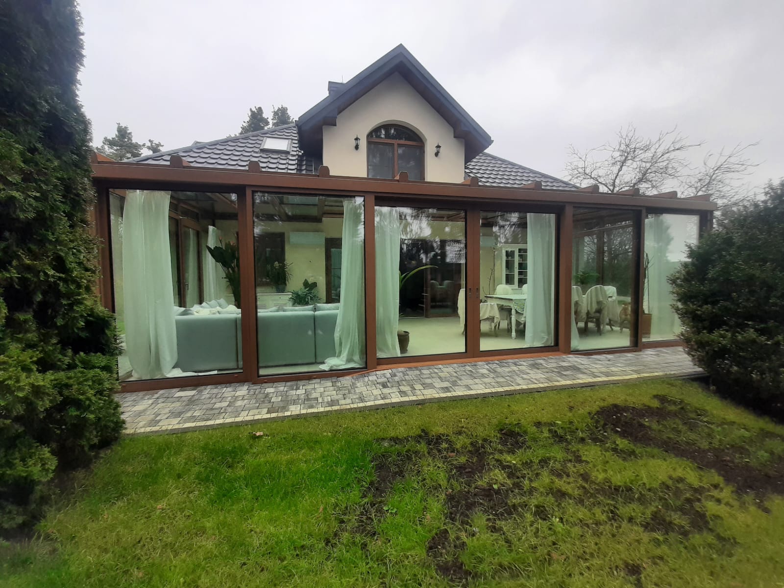 Dom z ogrodem zimowym