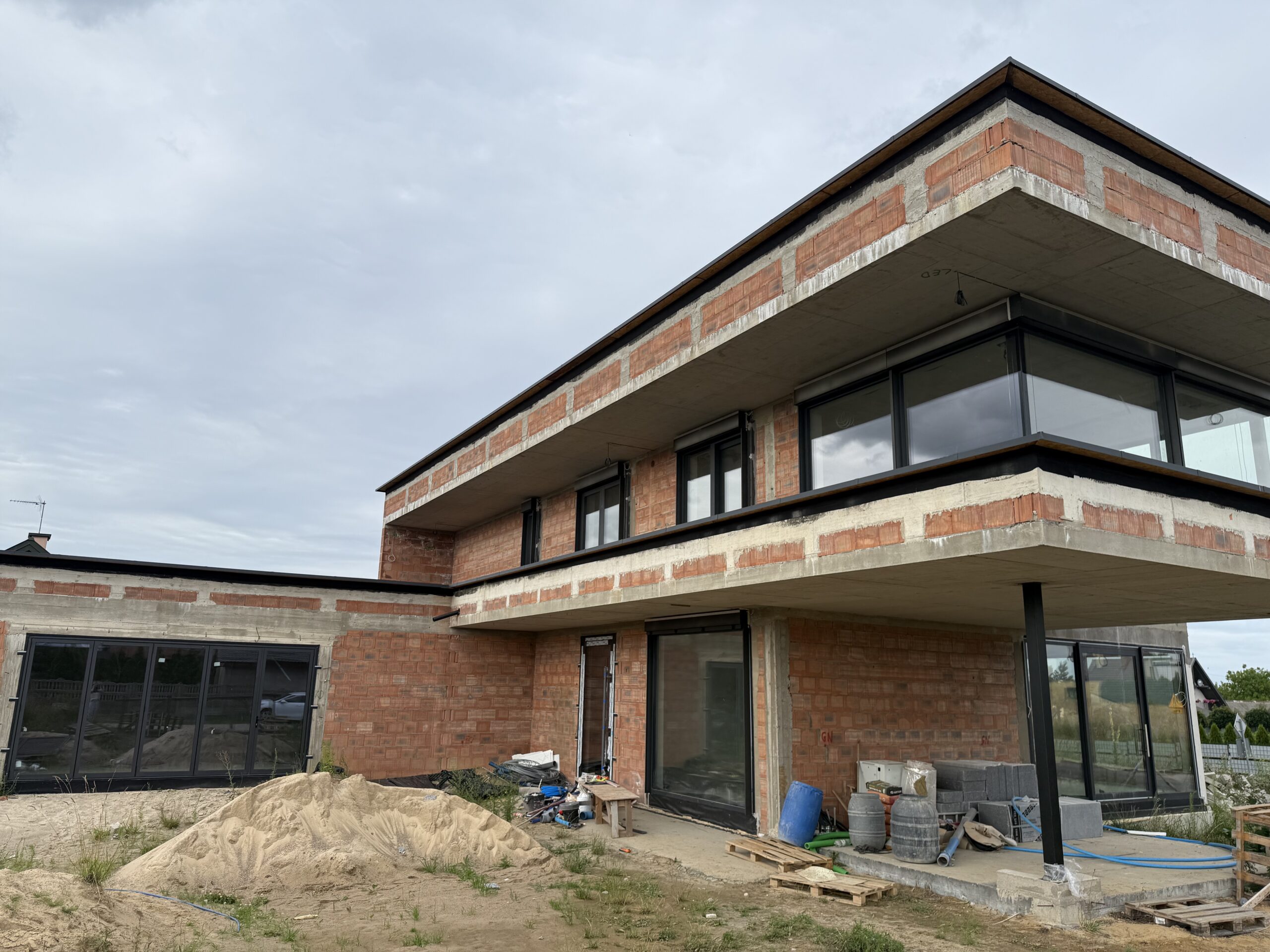 Dom z dużą ilością drzwi hst, glasscornerem, drzwiami pivot i harmonijką