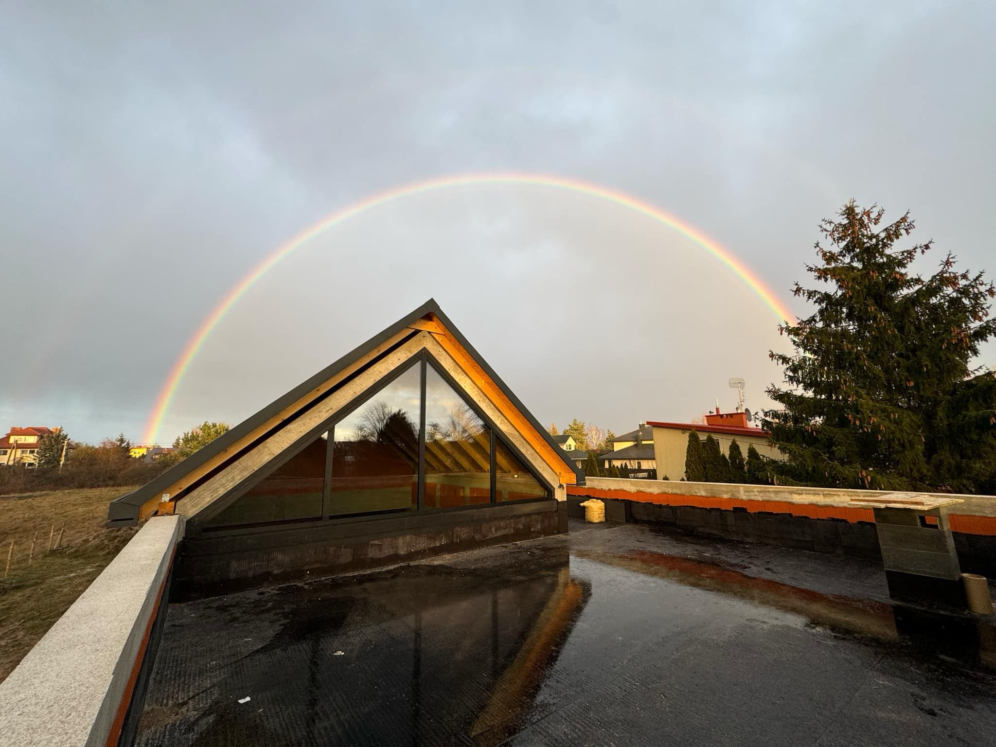 Dom z pięknym oknem skośnym