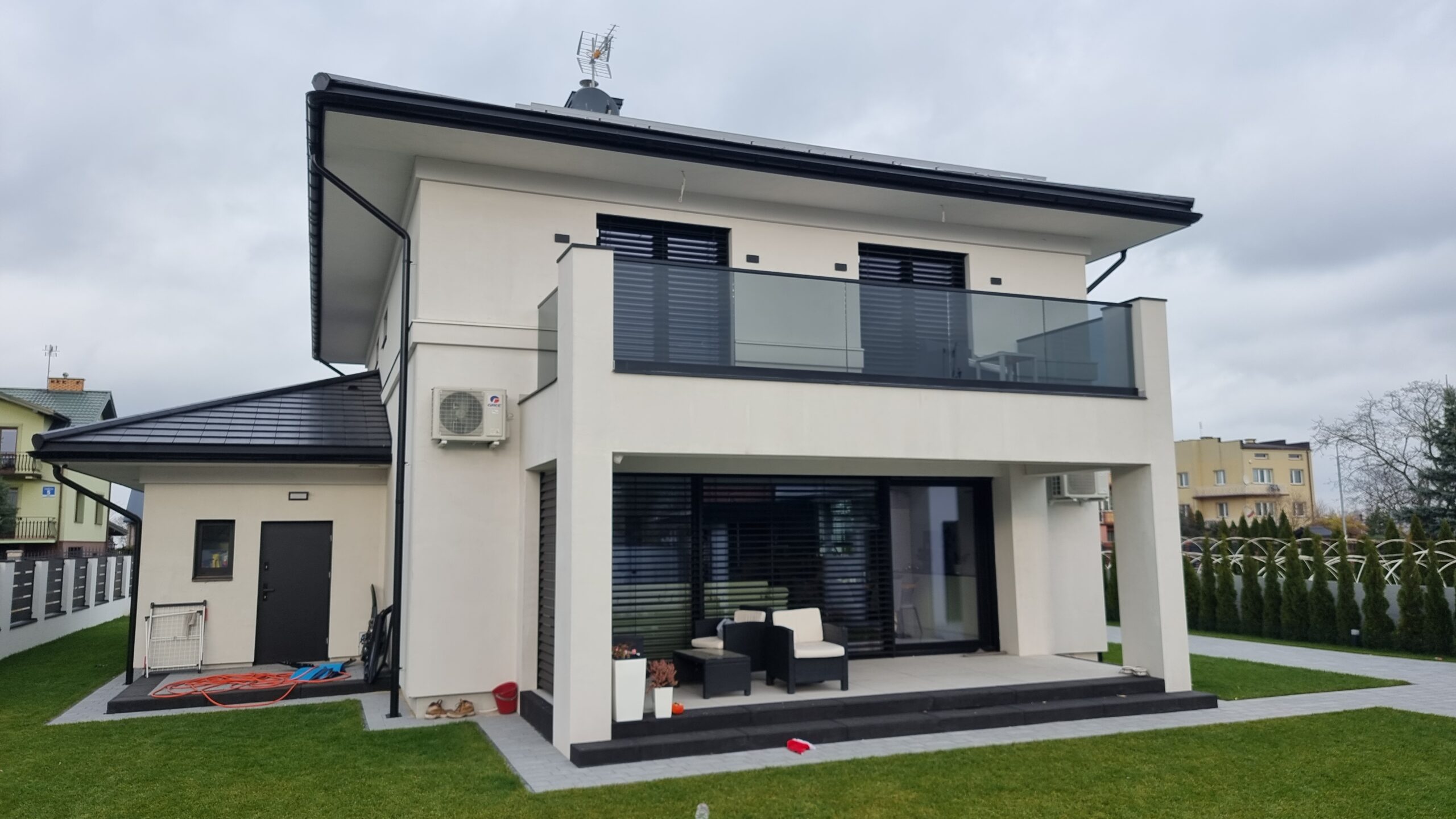 Dom z dużym hst trzyskrzydłowym