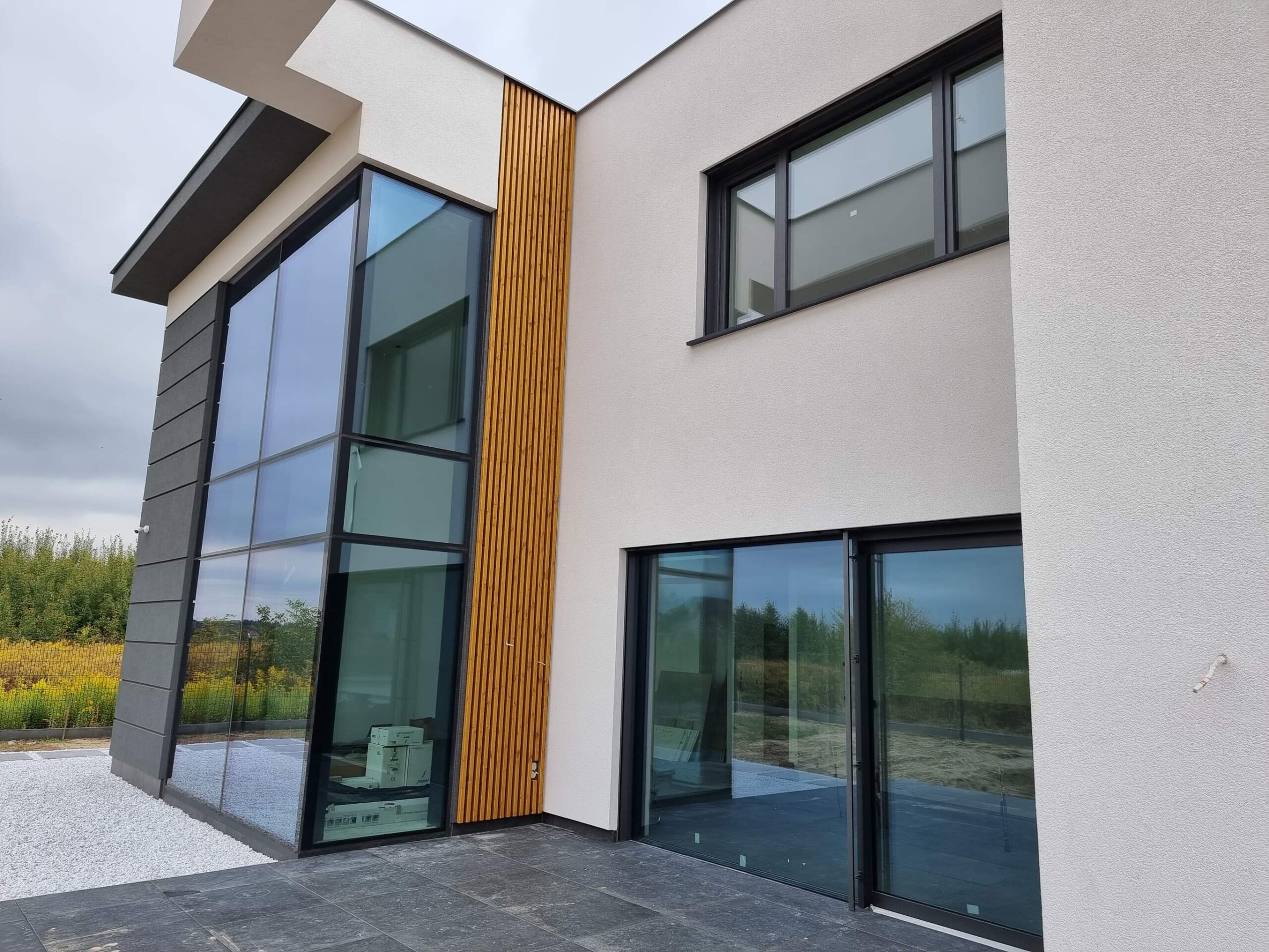 Dom z fasada z glasscornerem