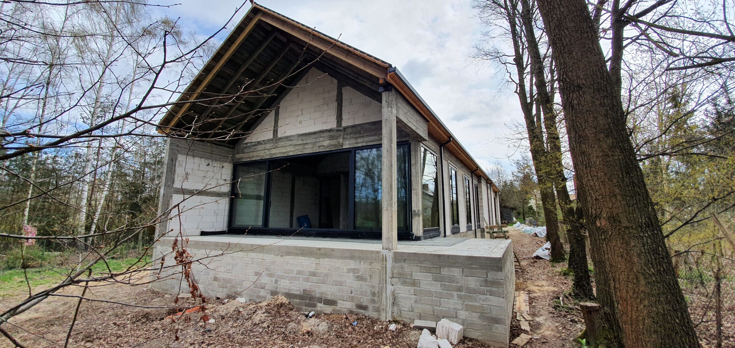 Dom z drzwiami hst czteroskrzydłowymi