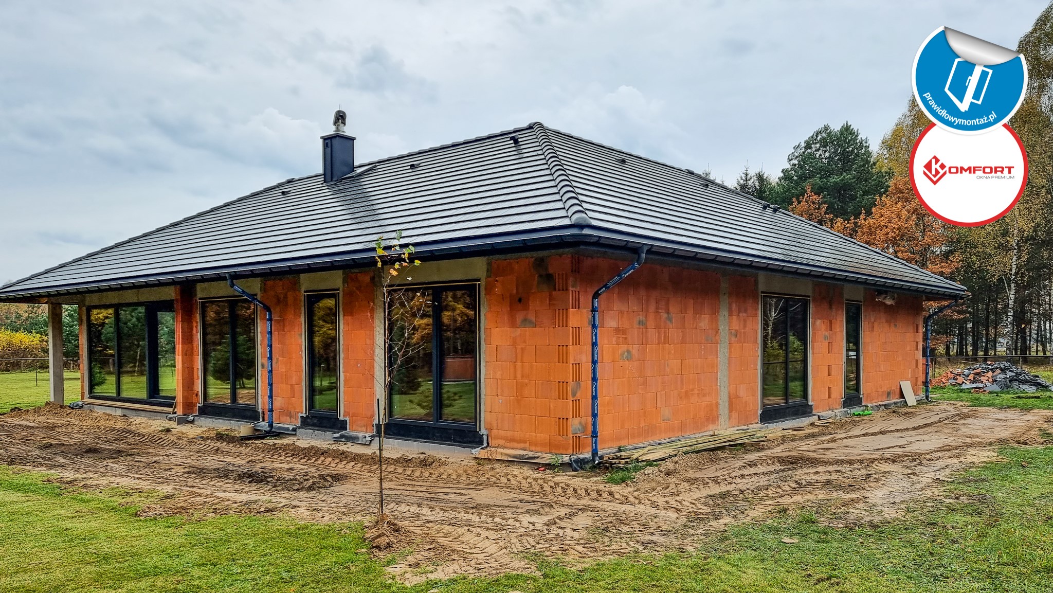 Parterowy dom z drzwiami hst z podziałem na 3 części