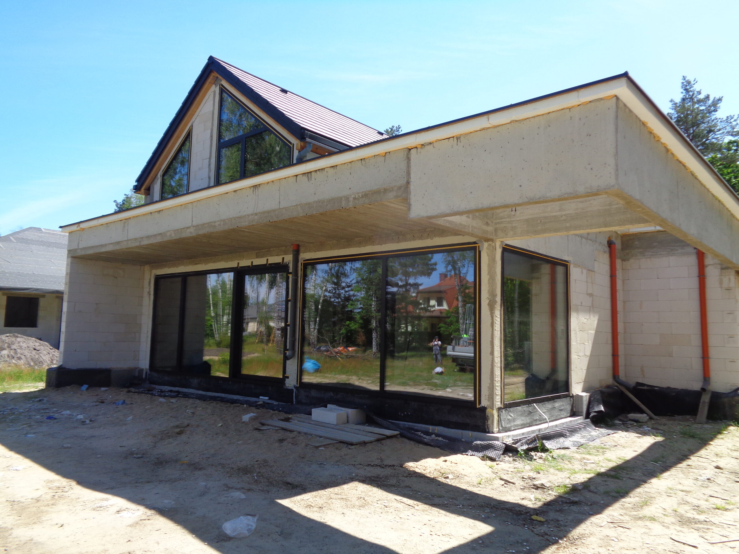 Dom typu stodoła w okolicy Warszawy