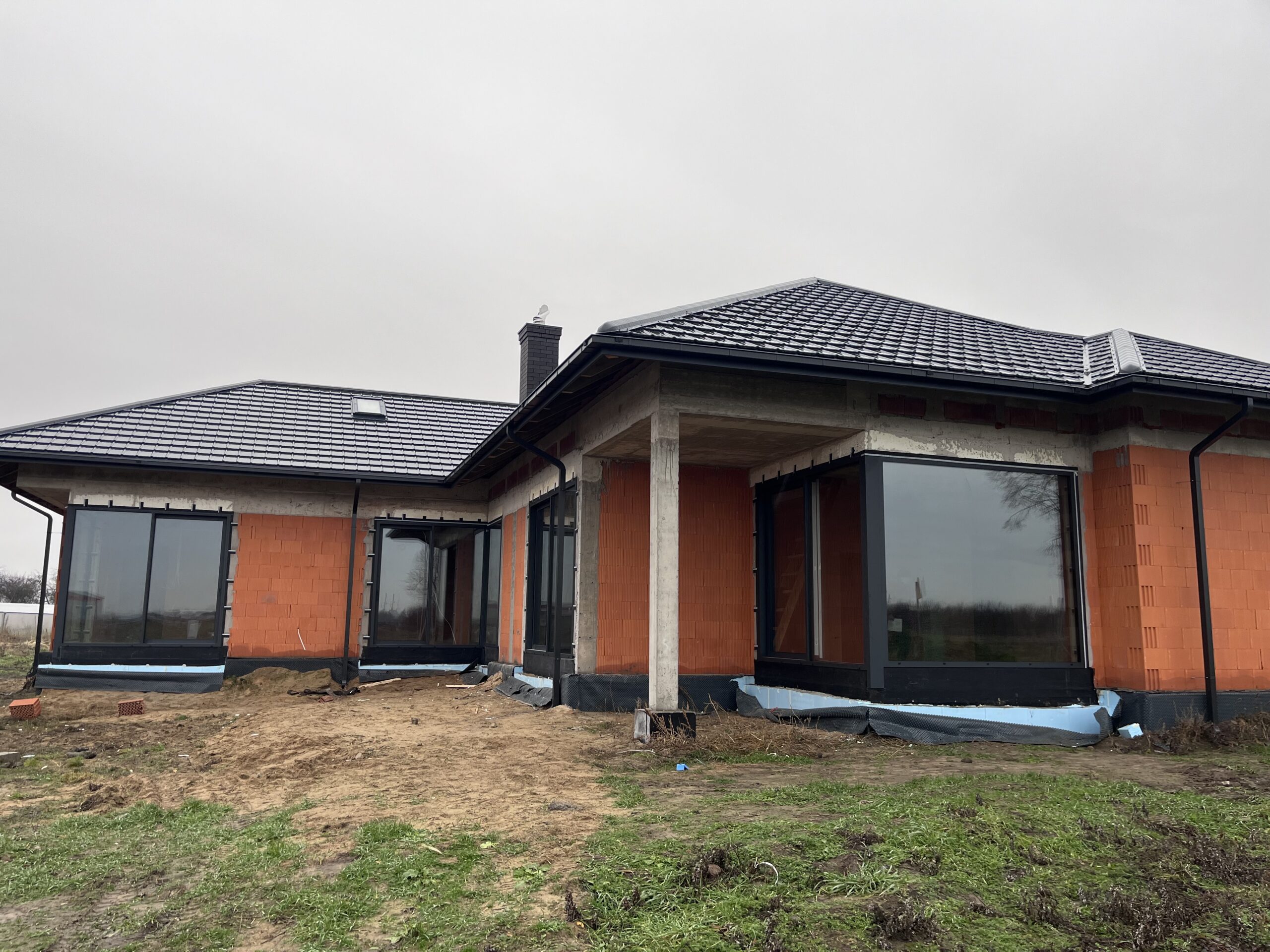 Dom parterowy z oknami narożnymi